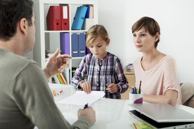 Sprechstunde Ein Mädchen und seine Mutter im Gespräch mit einem Arzt