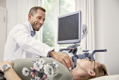 Blick auf die Gesprächsrunde Das Team des Stoffwechselzentrums bespricht die Behandlung einer Patientin
