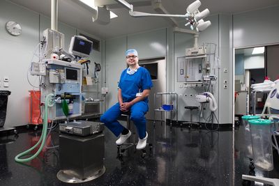 Bariatrischer Chirurg Der Arzt im OP-Saal