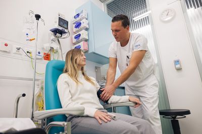 soh_Notfall_Arzt_Patientin Bild zeigt einen Arzt wie er mit einer Patientin spricht
