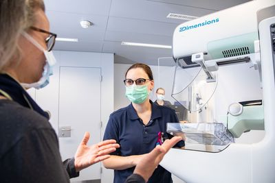 Vorbesprechung Eine Patientin und eine MRT-Fachfrau besprechen die anstehende Mammografie