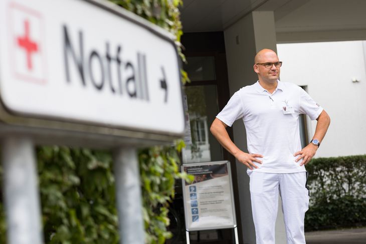 Arzt vor dem Notfall im Spital