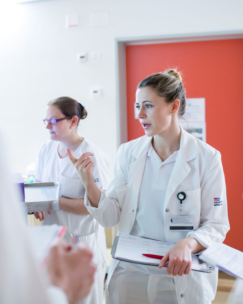 Karrierestart in der Medizin – Assistenzärzt:innen im Spitalalltag