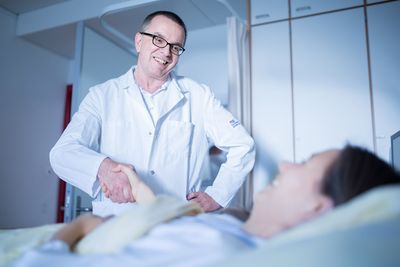 Arztvisite Der Arzt besucht eine Patientin