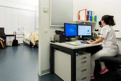Mitarbeiterin des Schlaflabors Eine Mitarbeiterin des Schlaflabors administriert die Untersuchung