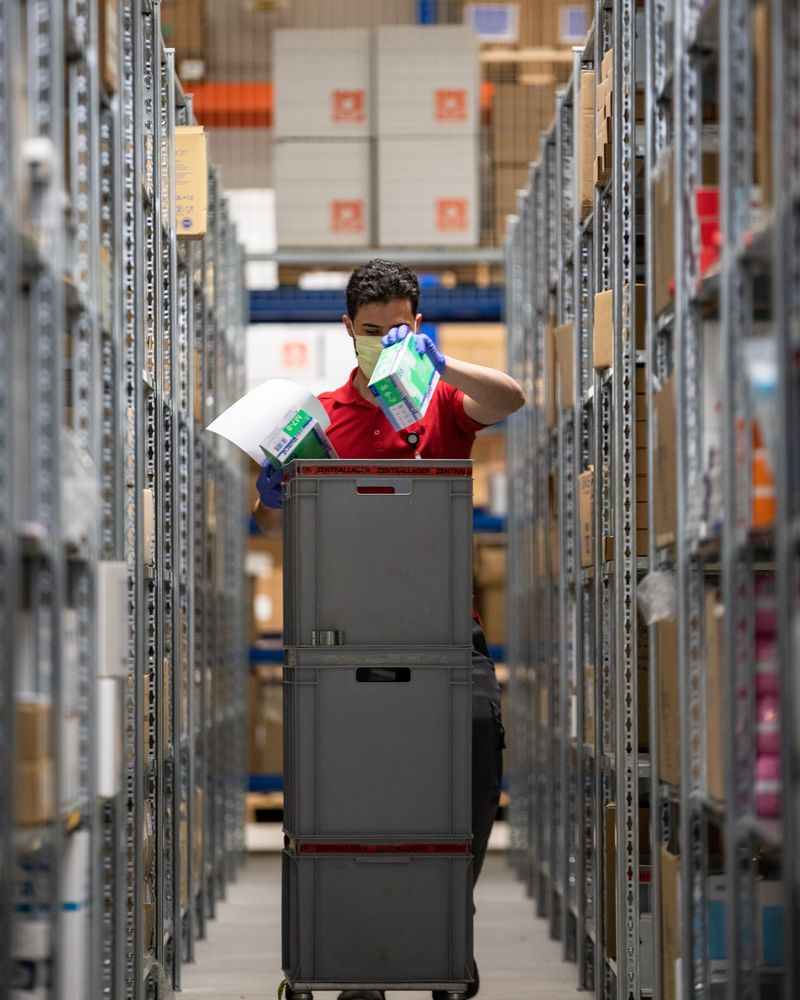 Fachperson Logistik beim Transport medizinischer Güter im Klinikalltag