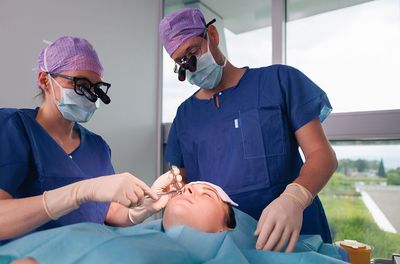 soh-solothurn-team-chirurgie Das Team Chirurgie geht durch den Gang