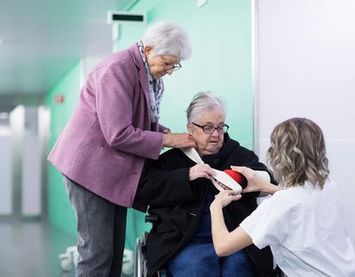 soh-olten-patientin-pflege Eine Patientin der Notfallstation wird von einer Pflegerin betreut