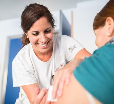 Impfung Eine Fachexpertin Hygiene impft eine Frau