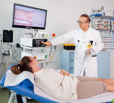 Besprechung nach einer angiologischen Untersuchung Zwei Angiologen besprechen sich