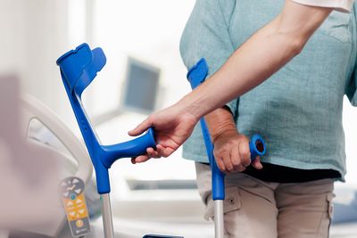 Eine Ärztin spricht mit einer Patientin