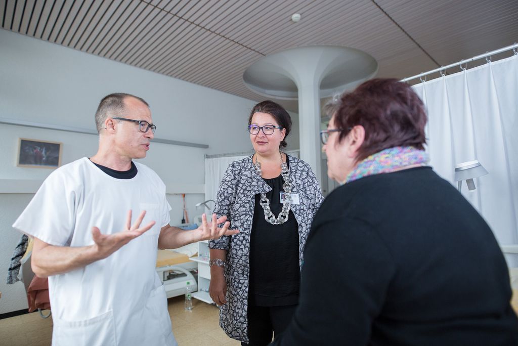 Eine Patientin im Gespräch mit ihrem Arzt