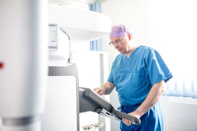 Chirurg am Da Vinci Der Chirurg bedient den Da Vinci-Operationsroboter