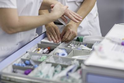 Medikamente in der Schublade Eine Schublade mit medizinischen Hilfsmitteln