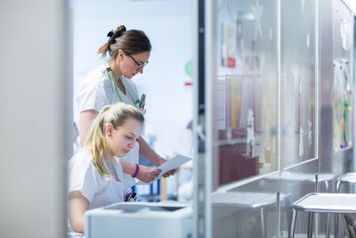 Stationsbüro Zwei Pflegerinnen bei der Arbeit