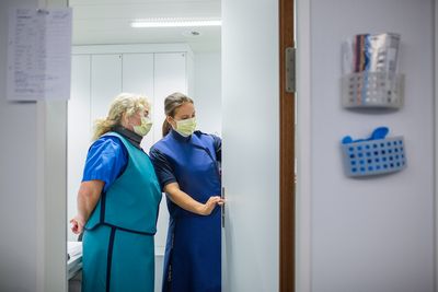 Zwei Radiologinnen bei der Arbeit Zwei Angestellte sprechen miteinander