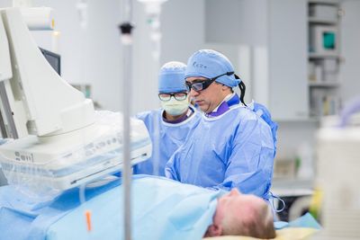 Eingriff in der Gefässchirurgie Ein Chirurg bei der Arbeit