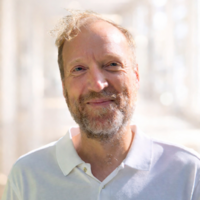 Wolf-Dieter_Janthur_Hintergrund_hell_web