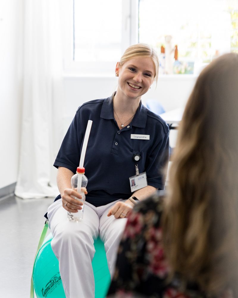 Logopädin bei der Sprachtherapie mit Patientin im Spital der Solothurner Spitäler