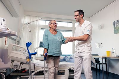 Orthopädische Sprechstunde Eine Patientin und ein Arzt in der Sprechstunde