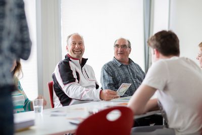 Teilnehmer einer Gruppentherapie Zwei Herren in der Gruppentherapie