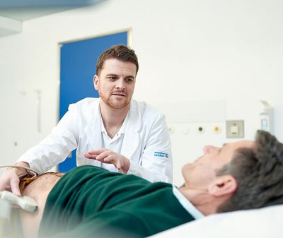 Patient in der Urologie Ein Patient geht den Gang entlang