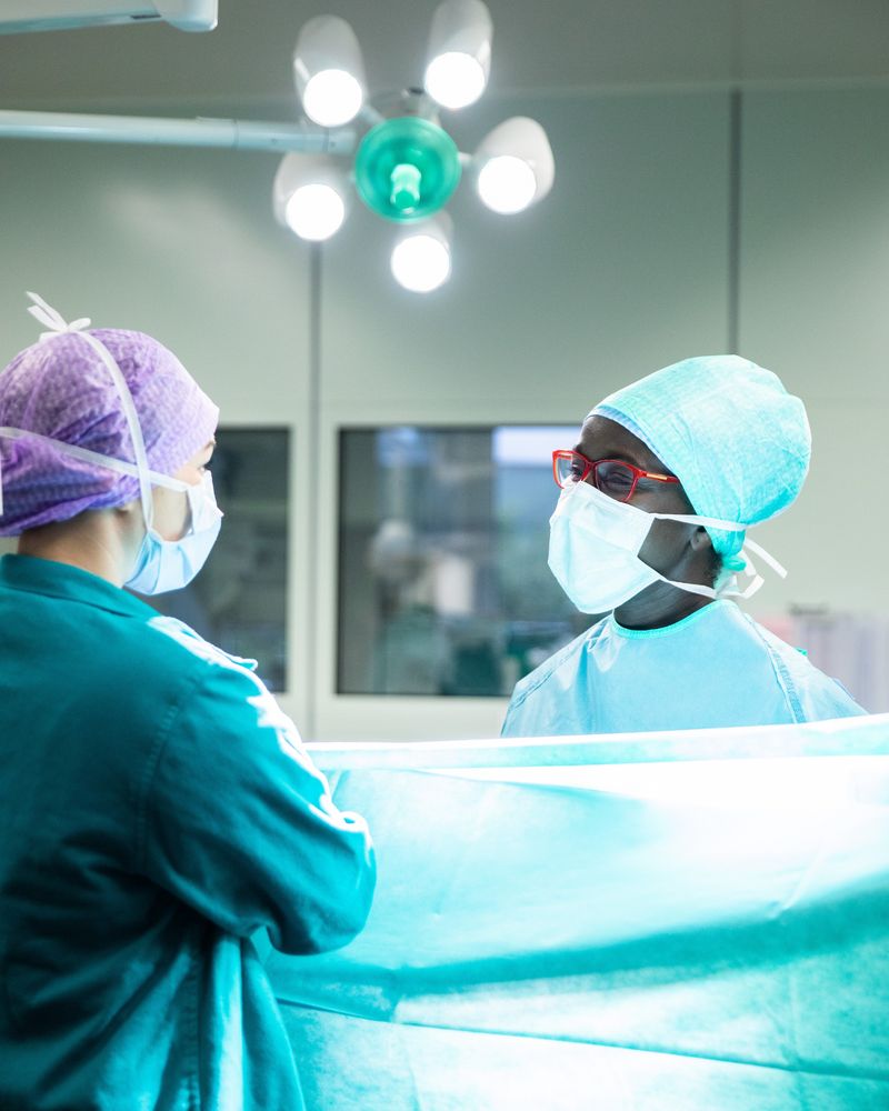 Fachperson Operationstechnik HF bei der Arbeit während eines Eingriffs