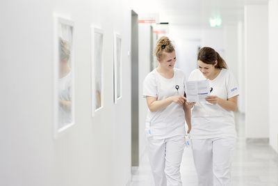 Untersuchung Der Thoraxchirurg untersucht eine Patientin