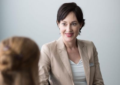 Sprechstunde Eine Ärztin hört ihrer Patientin zu