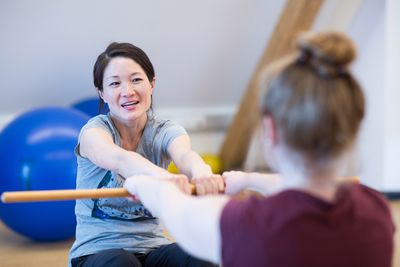 Bewegungstherapie in den Psychiatrischen Diensten Eine Therapeutin und eine Patientin machen Übungen