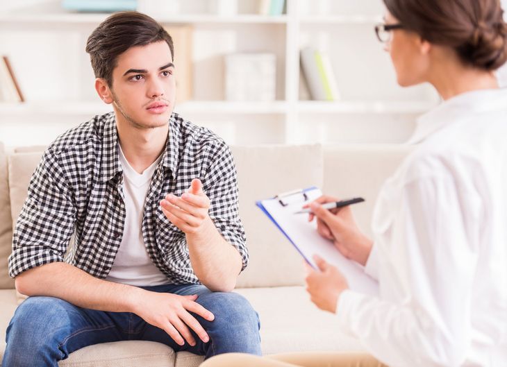 Ein Jugendlicher im Gespräch mit seiner Ärztin