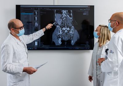 Zwei Mitarbeiterinnen schauen sich etwas am Computer an