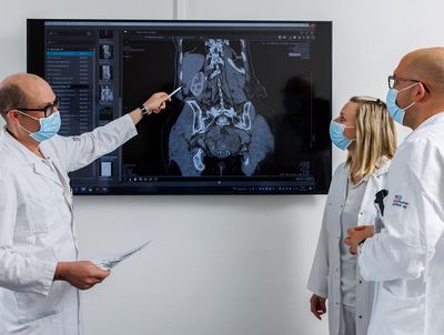 Teamarbeit Zwei Mitarbeiterinnen schauen sich etwas am Computer an