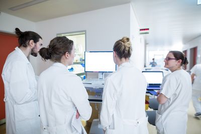 Zusammenarbeit Mehrere Ärzte sehen sich etwas am Bildschirm an