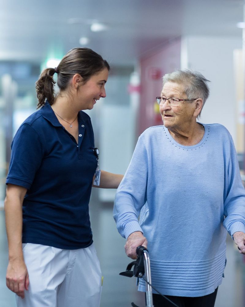 Freiwilligenarbeit im Gesundheitswesen – freiwillige Helferin im Austausch mit Fachperson