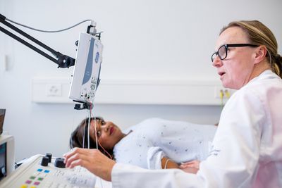 Neurologische Untersuchung Untersuchung einer Patientin