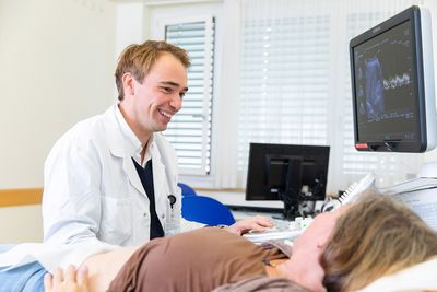 Untersuchung Der Facharzt untersucht seine Patientin