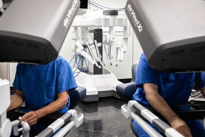 Chirurg am Da Vinci Der Arzt bedient den Da Vinci-Operationsroboter