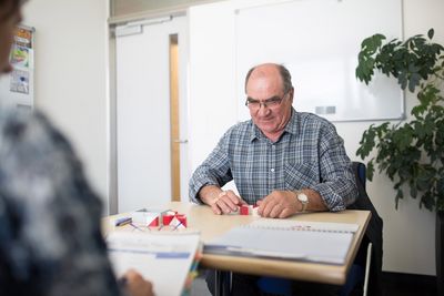 Testsituation Ein Mann füllt einen Test aus