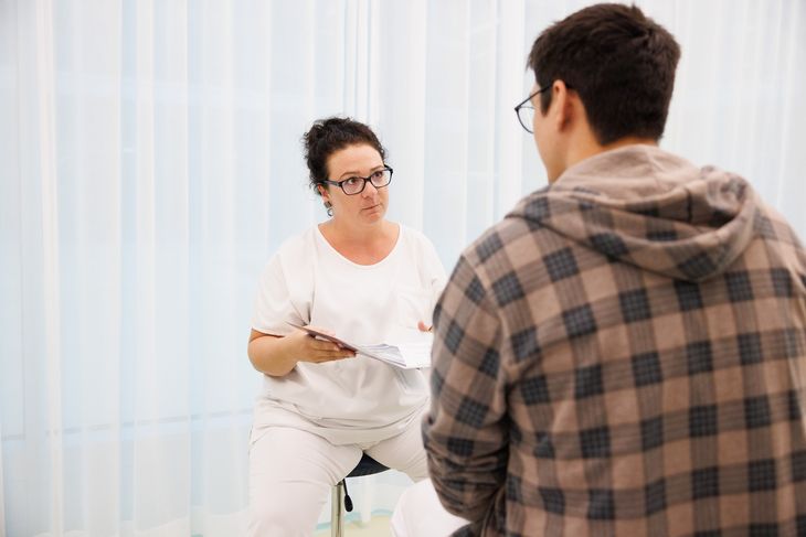 Cancer Nurse im Gespräch mit Patientin