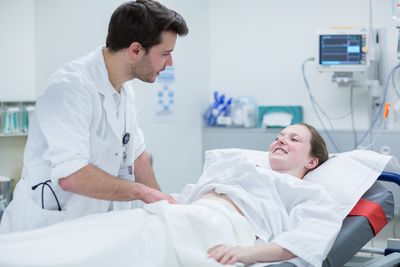 Erste Untersuchungen Die Patientin spricht mit ihrem Arzt