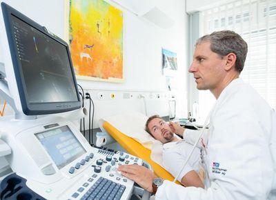 Untersuchung Ein Arzt untersucht einen Patienten