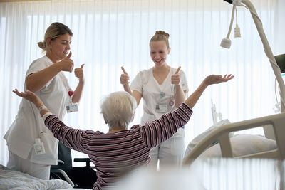 Gespräch mit der Patientin Der Arzt berät seine geriatrische Patientin