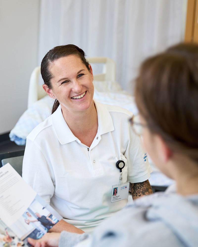 Jobs_Therapeutisch_Sozialberatung_neu Sozialberaterin im Gespräch mit Patientin im Spital der Solothurner Spitäler
