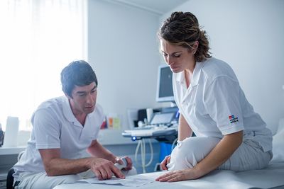 Teambesprechung Zwei Angestellte des Gefässzentrums besprechen sich