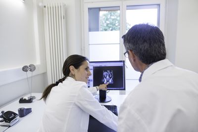 Zwei Ärzte sehen sich Untersuchungsergebnisse an