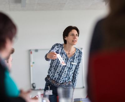 Eine Therapeutin erklärt die Aufgabe