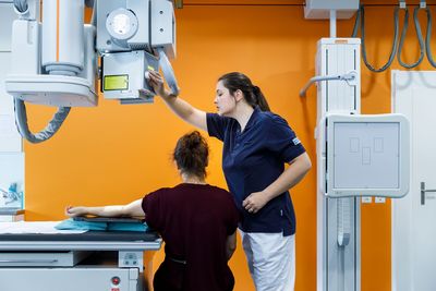 Gezielte Untersuchung Der Arm einer Patientin wird geröntgt
