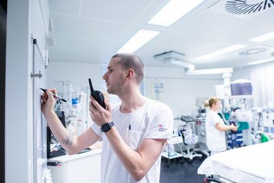 Planung auf der Notfallstation Ein Mitarbeiter der Notfallstation macht sich Notizen