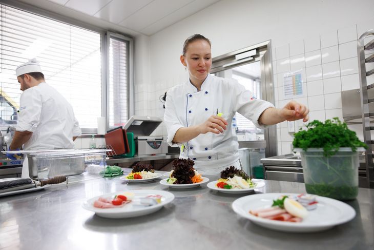 Lernende in der Küche am Kochen